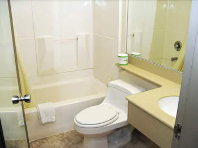 Bathroom 4, California Inn, San Bernardino