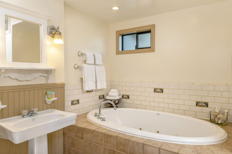 Bathroom 4, The Pierpont Inn, Ventura