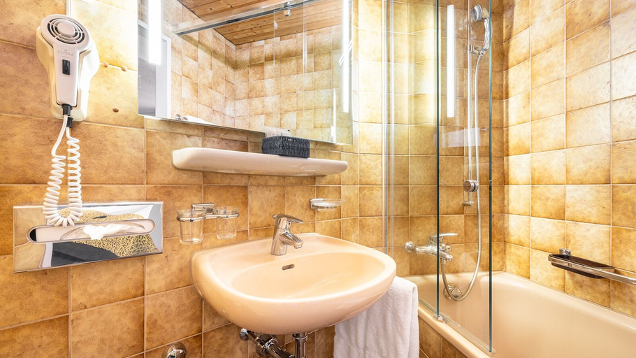 Bathroom 3, Hotel Drei Konige, Luzern