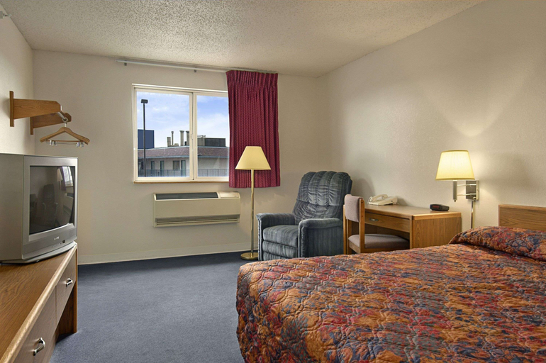 Bedroom 3, Super 8 by Wyndham Pendleton, Umatilla
