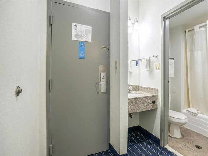 Bathroom 5, Days Inn & Suites by Wyndham Webster NASA-ClearLake-Houston, Houston