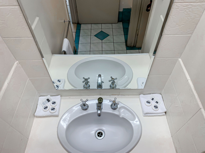 Bathroom 5, Maryborough City Motel, Maryborough