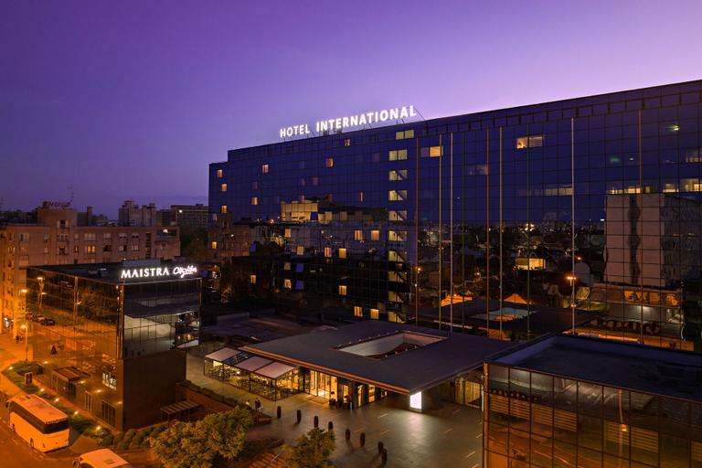 Exterior & Views