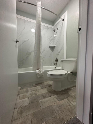 Bathroom 5, Days Inn & Suites by Wyndham Jennings, Jefferson Davis