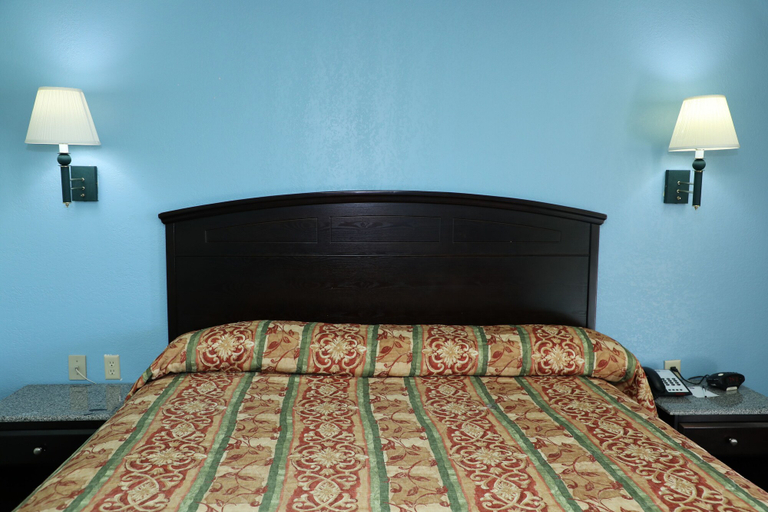 Bedroom 3, Budget Inn, Erath