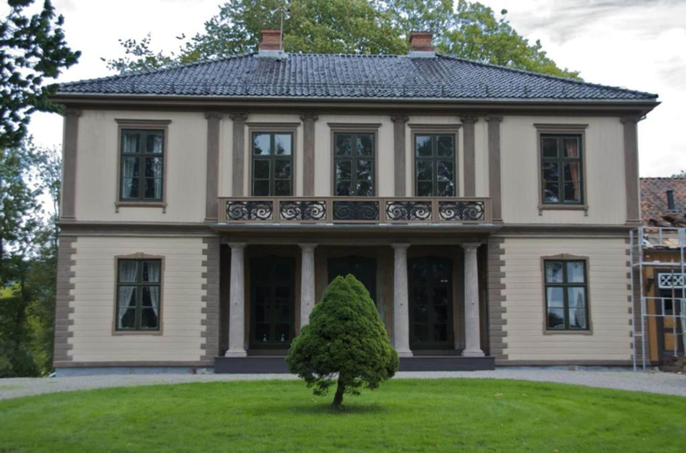 Exterior & Views