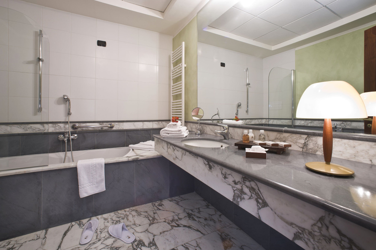 Bathroom 5, Albergo dell'Agenzia, Cuneo