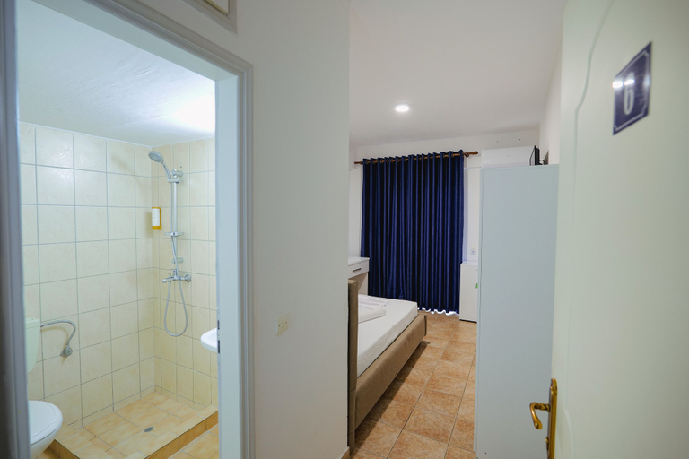 Bathroom 3, Hotel Mema, Vlorës