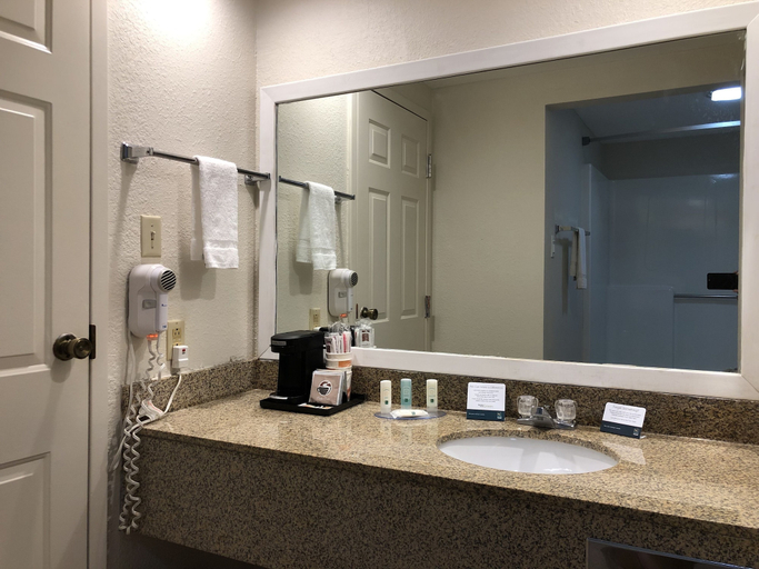 Bathroom 4, Quality Inn & Suites Paragould, Greene