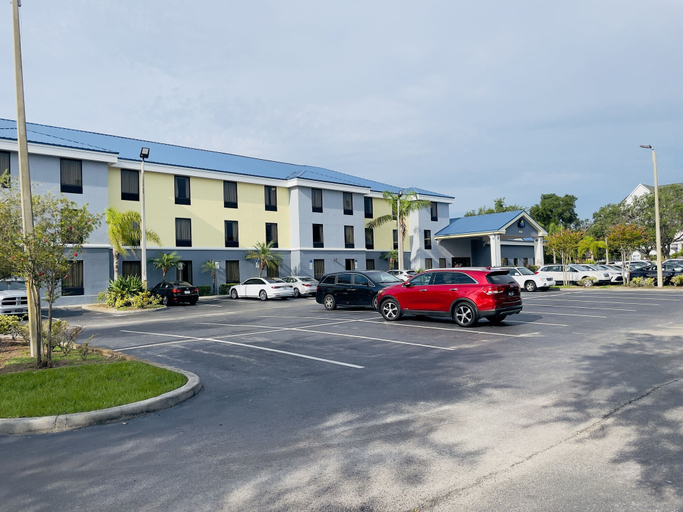 Exterior & Views 2, Days Inn & Suites by Wyndham Lakeland, Polk