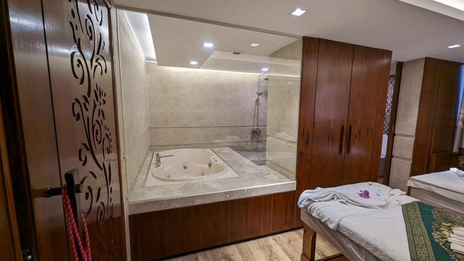 Bathroom 5, The Peninsula Chittagong, Chittagong