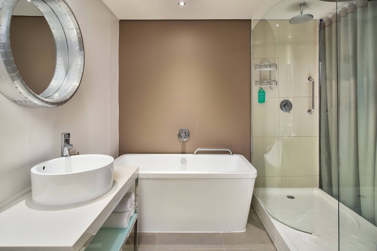 Bathroom 5, Protea Hotel by Marriott O.R. Tambo Airport, Ekurhuleni