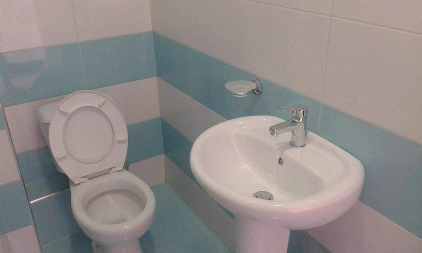 Bathroom 5, Kalemi's Beachside Hotel, Sarandës