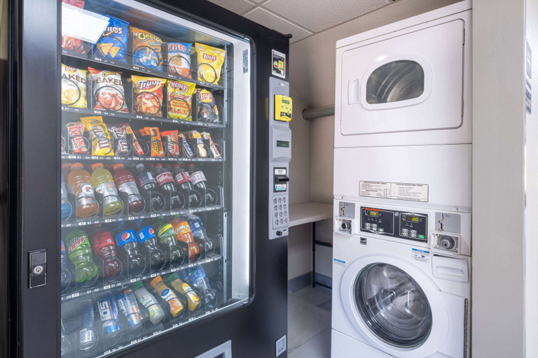 Food & Drinks 5, Days Inn & Suites by Wyndham Commerce, Banks