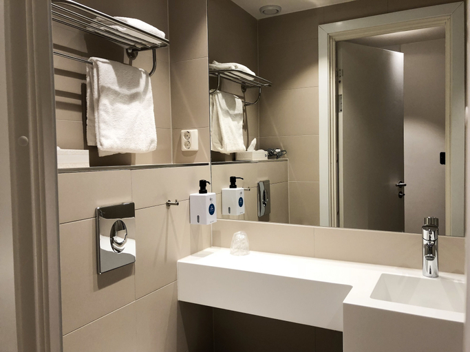 Bathroom 4, Quality Hotel Leangkollen, Asker