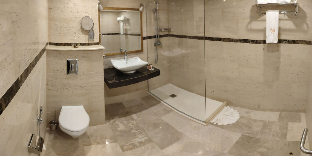 Bathroom, Les Sables d'Or, Zeralda