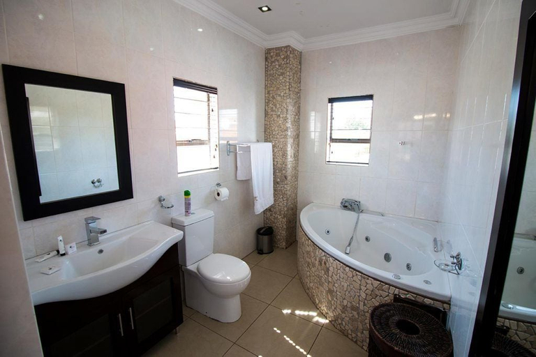 Bathroom 5, The Shamrock Lodge, Capricorn
