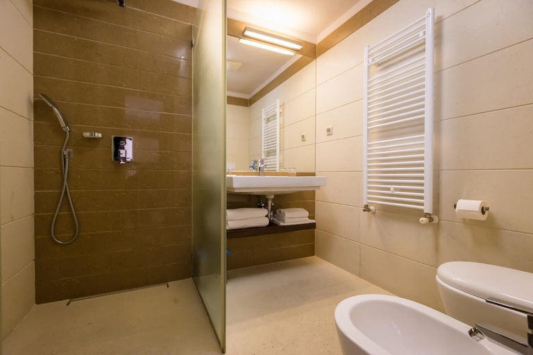 Bathroom 4, Duna Garden Hotel, Budapesti