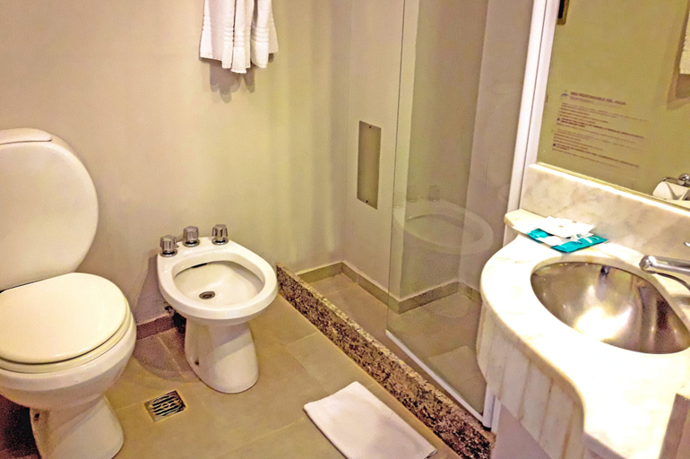 Bathroom 3, Hotel Internacional, Capital