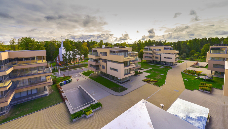 Exterior & Views
