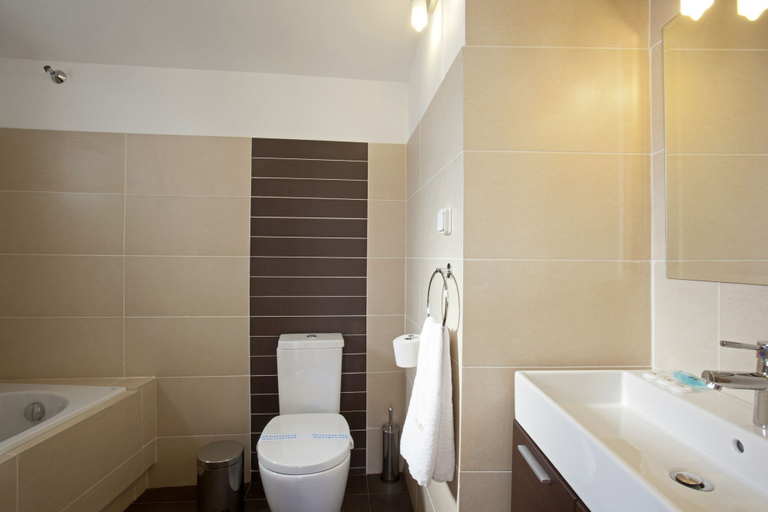 Bathroom 5, Metropolis Hotel, Attica