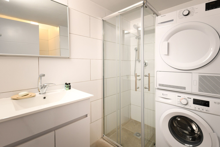 Bathroom 4, Spacious & Bright 3BR Apt with City View