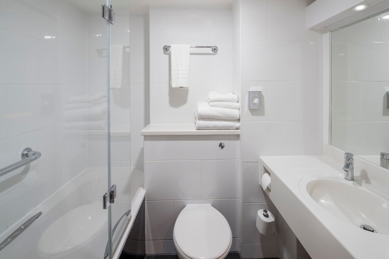 Bathroom 5, Crowne Plaza PLYMOUTH by IHG, Plymouth