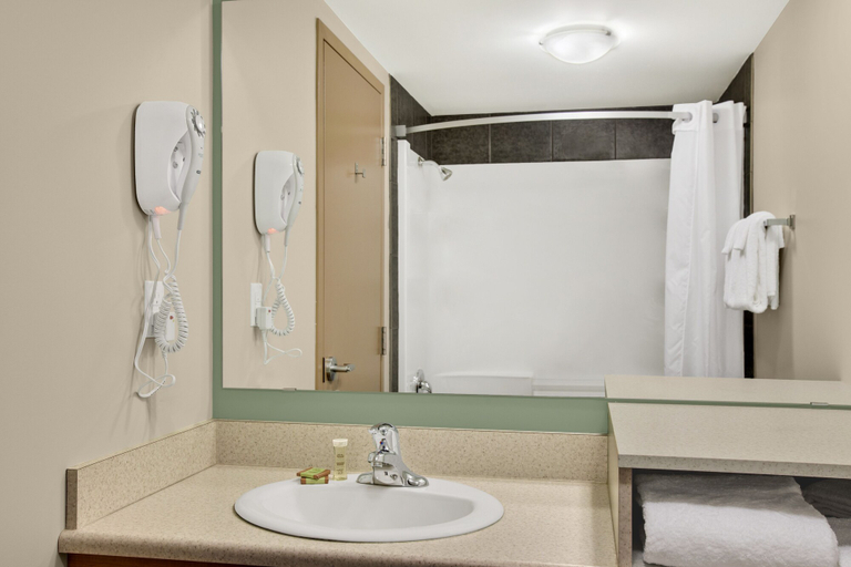 Bathroom 4, Super 8 by Wyndham Red Lake ON, Kenora