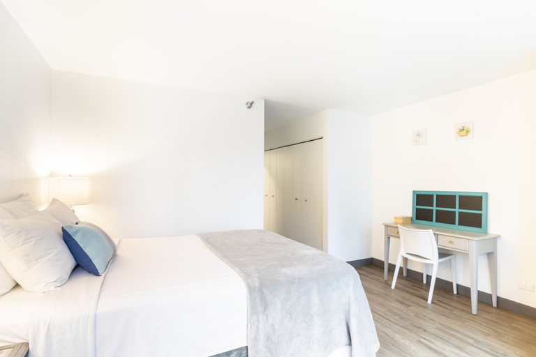 Bedroom 1, 420 Chicago, Cook