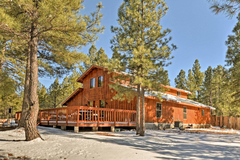 Flagstaff Cabin on 5 Acres with Fireplace and Fire Pit, Coconino