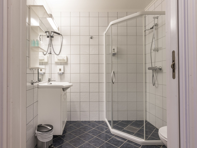 Bathroom 3, Finnøy Bryggehotell - By Classic Norway Hotels, Sandøy