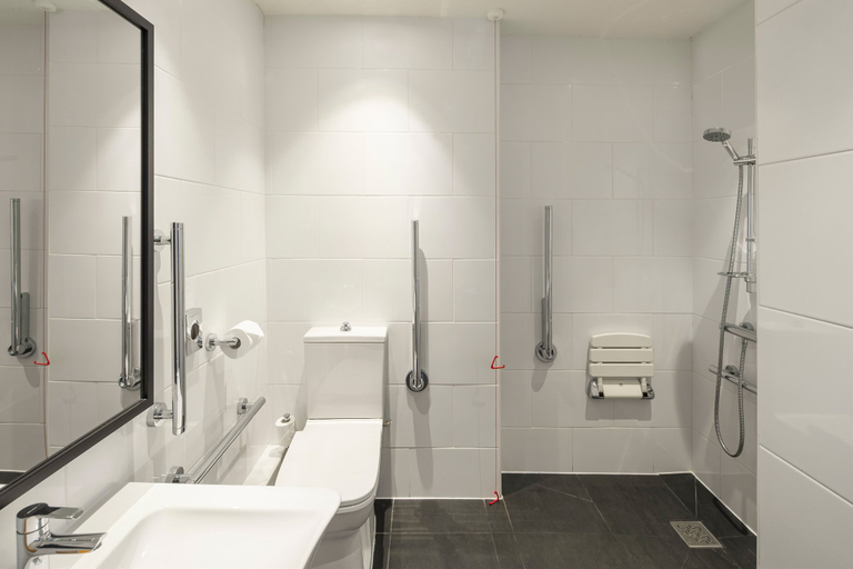 Bathroom 5, Crowne Plaza PLYMOUTH by IHG, Plymouth