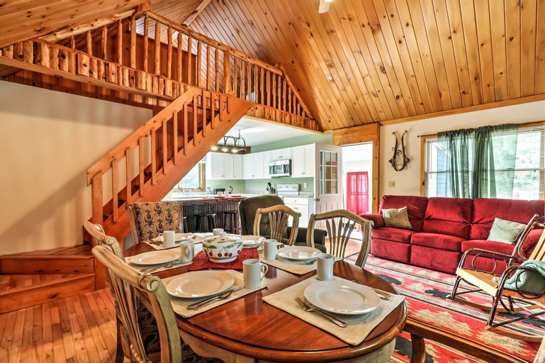 North Creek Cottage in the Adirondacks with Fire Pit, Warren