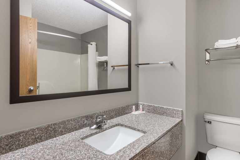 Bathroom 4, Super 8 by Wyndham West Plains, Howell