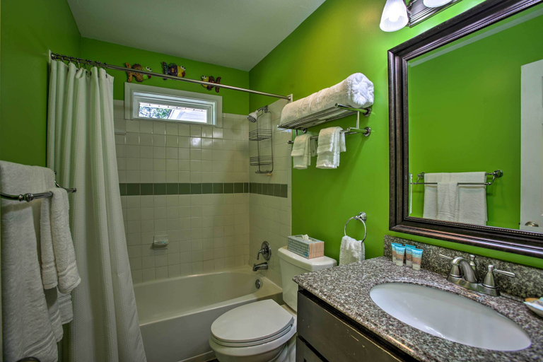 Bathroom, 'cloud 9 On The Coast' < 1 Mi to Beach!, Hancock