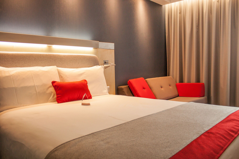 Bedroom 5, Holiday Inn Express SLOUGH by IHG, Slough