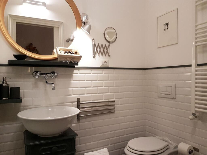 Bathroom 5, Deodato Apartments, Vibo Valentia