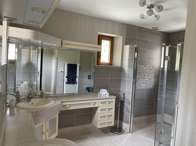 Bathroom 5, Domaine de Montloue, Finistère