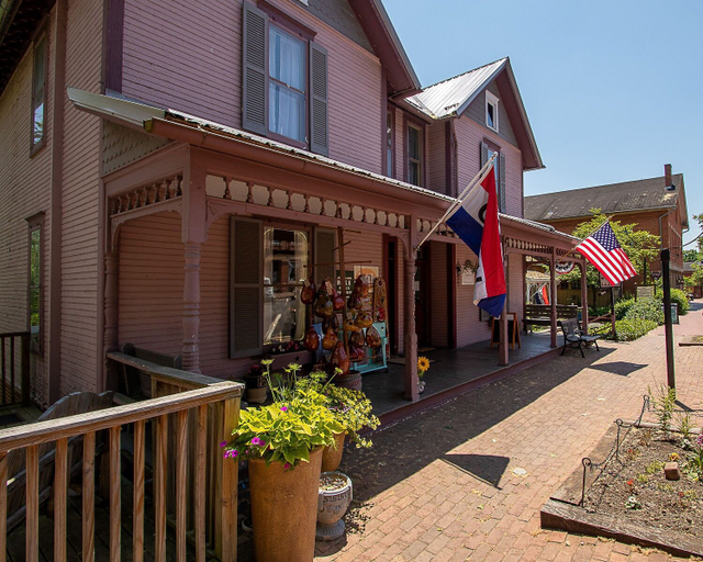 Exterior & Views 2, Country Squire Inn & Suites, Coshocton