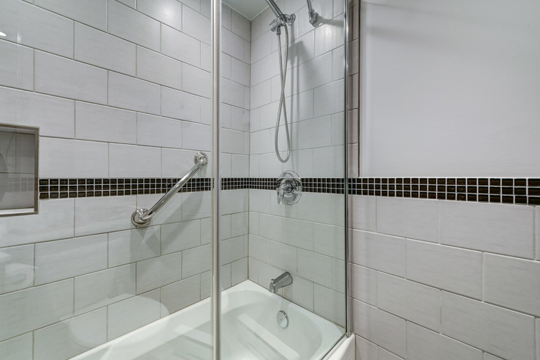 Bathroom 4, Hotel Terrasse Royale, Montréal