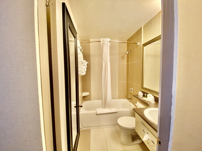 Bathroom 4, Ramada by Wyndham Whitecourt, Division No. 13