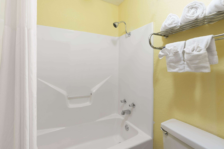 Bathroom 4, Days Inn by Wyndham Tucumcari, Quay