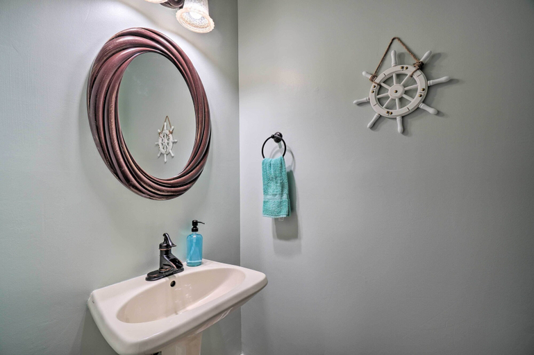 Bathroom 4, Luxe Lake Chickamauga Retreat w/ Boat Dock!, Hamilton