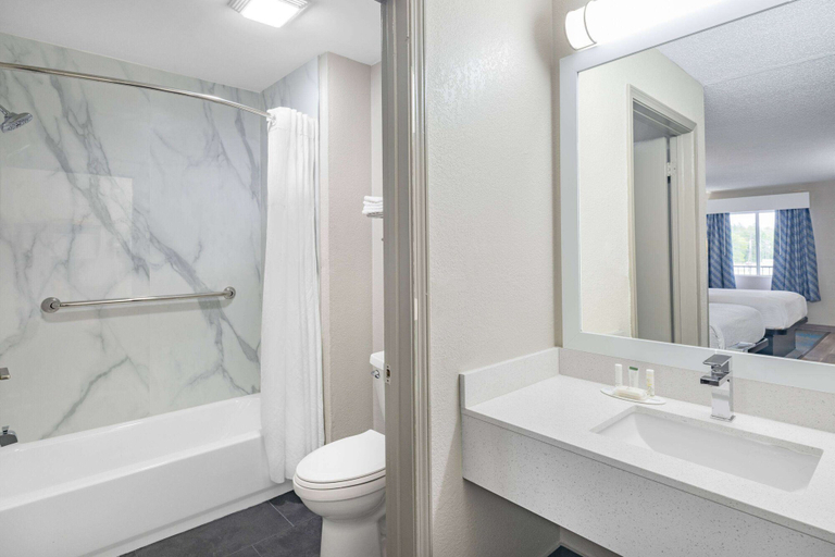 Bathroom 4, Days Inn by Wyndham Hamilton, Marion