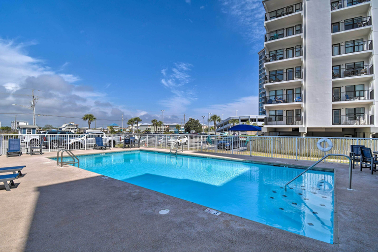 Sport & Beauty 2, Bright Gulf Shores Beachfront Condo w/ Pool Access, Baldwin