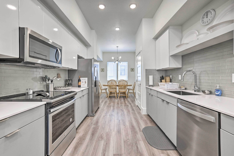 Others 5, Boise Townhome w/ Rooftop Deck, 2 Mi to Downtown!, Ada