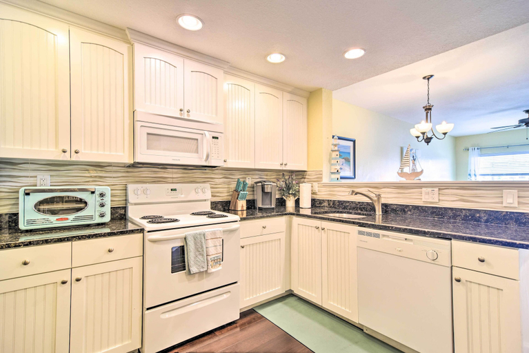 Others 3, Waterfront Condo w/ Water Park, Walk to the Beach!, Pinellas