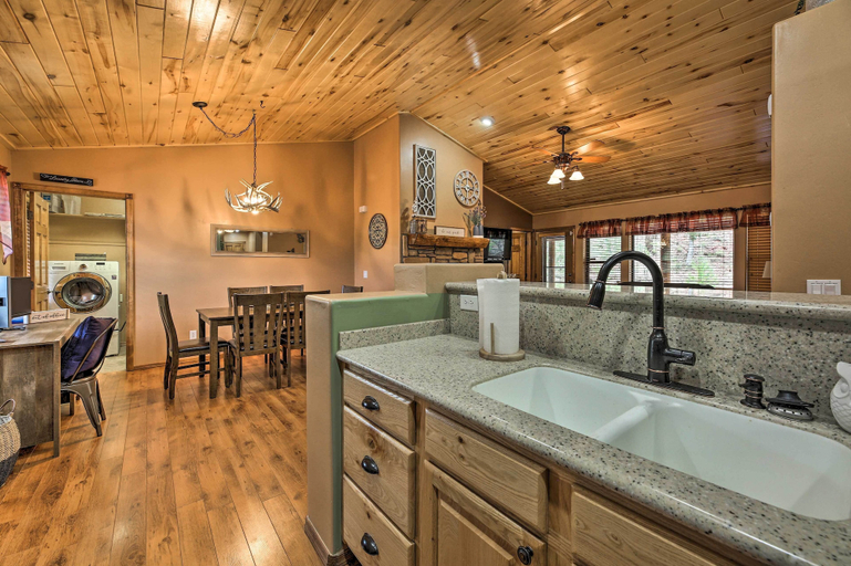 Others 3, 3 Mi to Fool Hollow Lake: Cozy Cabin w/ Deck, Navajo