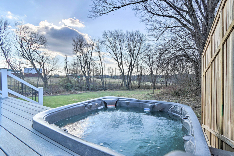 Sport & Beauty, Morrisonville Manor w/ Fire Pit & Hot Tub!, Loudoun