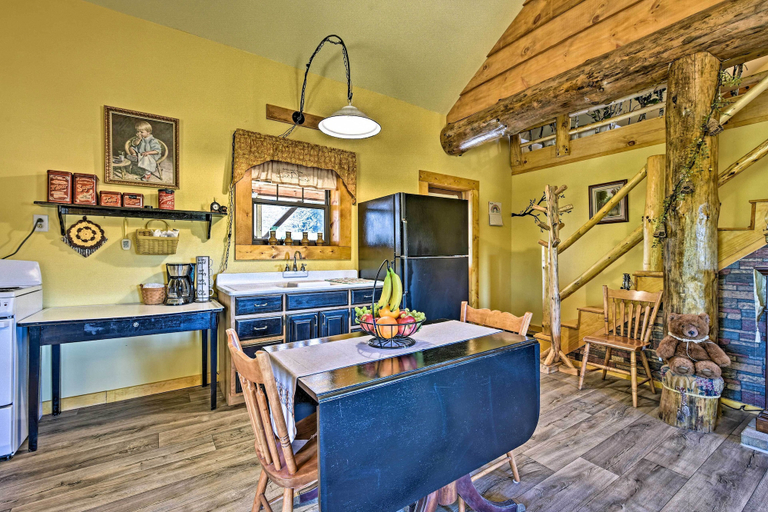 Food & Drinks 4, 'Honey House Cabin' - A Quiet Countryside Retreat!, Elkhart
